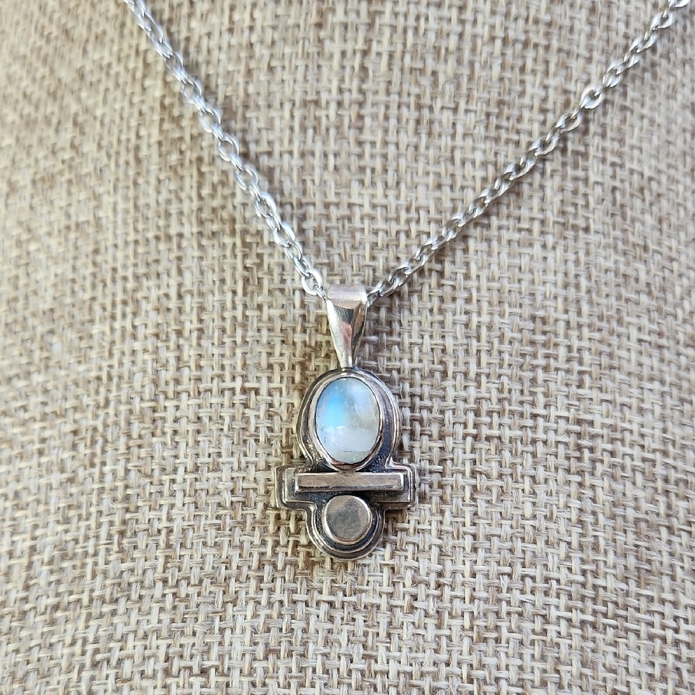 Handmade Elegant Silver Moonstone Pendant. Artisan Made Design "Balance" - Picture 7 of 7